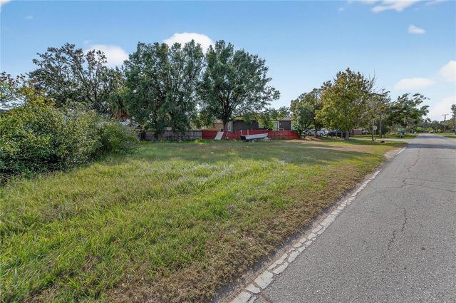 1104 W COLLEGE AVENUE, Ruskin, FL 33570