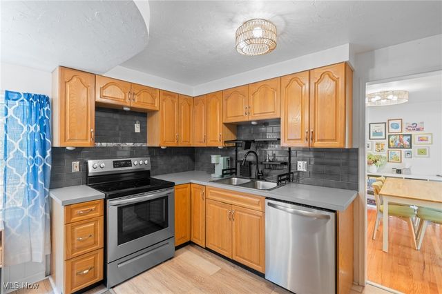 20975 Farnsleigh Road, Shaker Heights, OH 44122