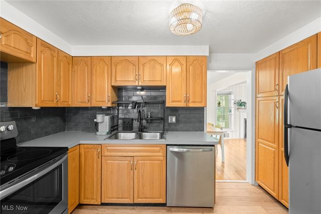 20975 Farnsleigh Road, Shaker Heights, OH 44122