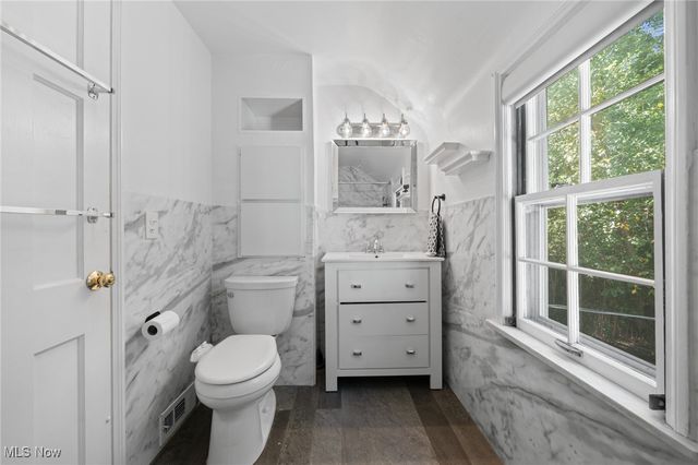 20975 Farnsleigh Road, Shaker Heights, OH 44122