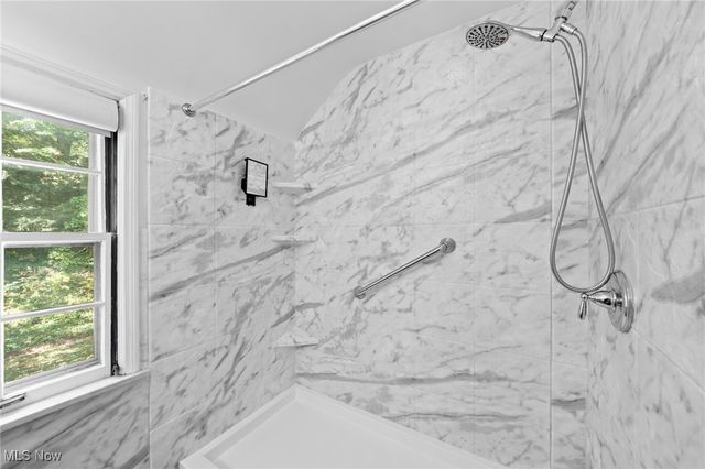 20975 Farnsleigh Road, Shaker Heights, OH 44122