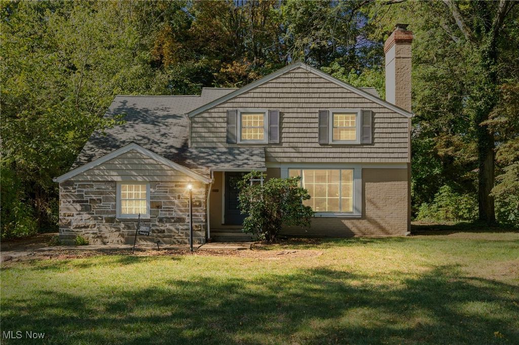 20975 Farnsleigh Road, Shaker Heights, OH 44122