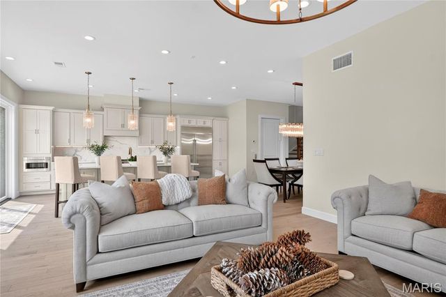 9 Enclave Drive, Des Peres, MO 63122