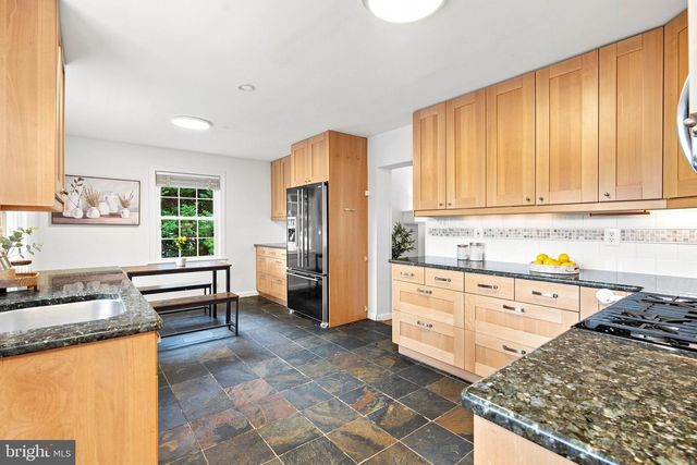 8049 IDYLWOOD RD, Dunn Loring, VA 22027