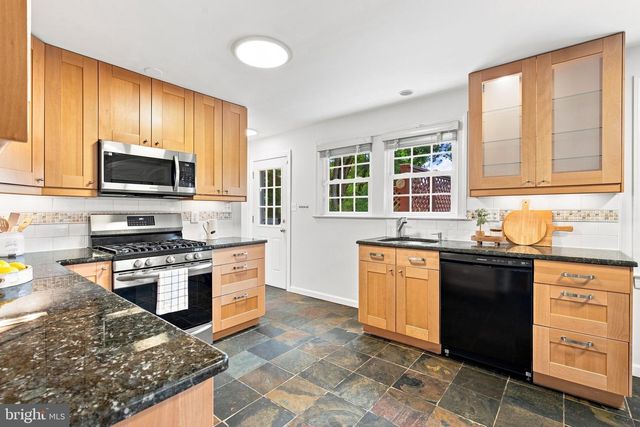 8049 IDYLWOOD RD, Dunn Loring, VA 22027