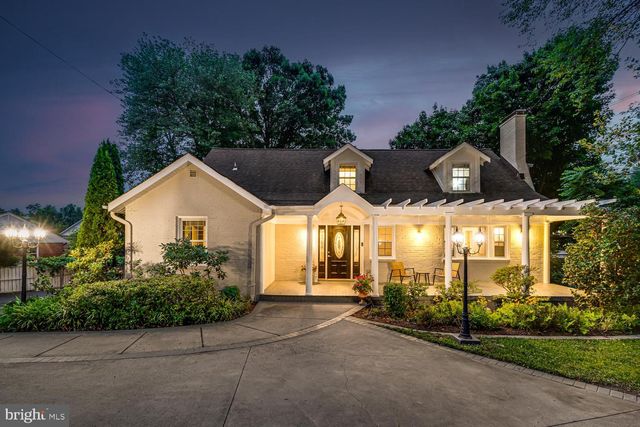 8049 IDYLWOOD RD, Dunn Loring, VA 22027