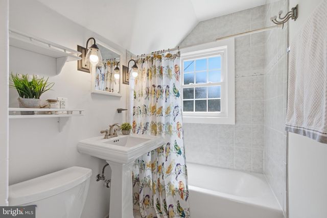8049 IDYLWOOD RD, Dunn Loring, VA 22027