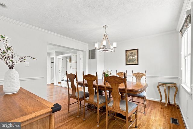 8049 IDYLWOOD RD, Dunn Loring, VA 22027
