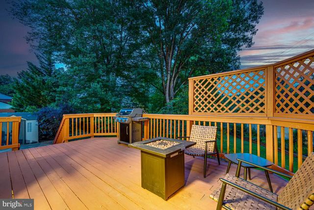 8049 IDYLWOOD RD, Dunn Loring, VA 22027