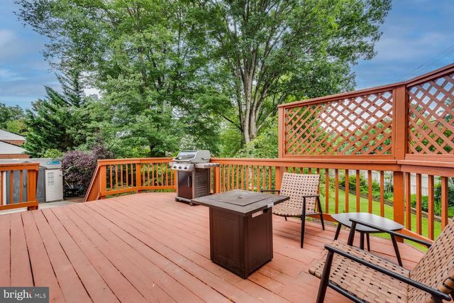 8049 IDYLWOOD RD, Dunn Loring, VA 22027