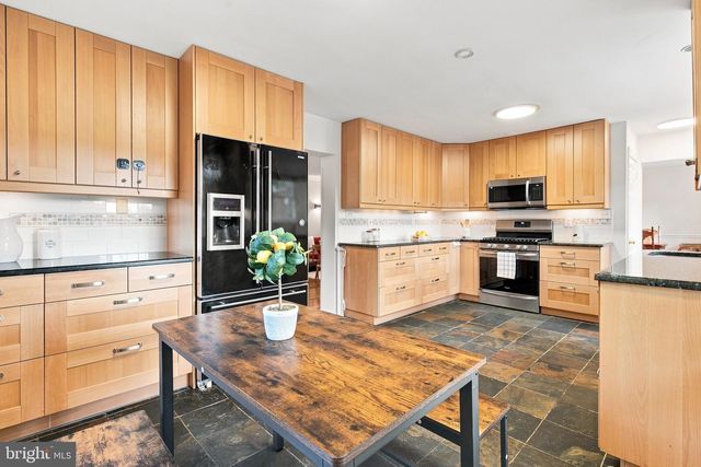 8049 IDYLWOOD RD, Dunn Loring, VA 22027