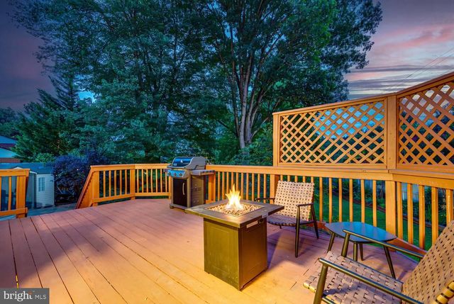 8049 IDYLWOOD RD, Dunn Loring, VA 22027