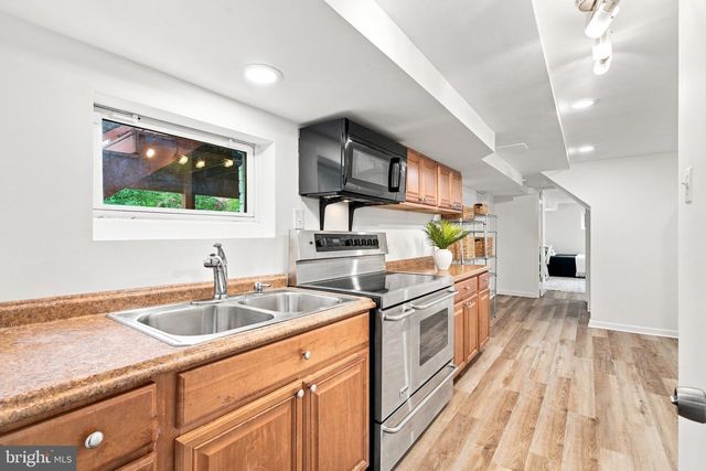 8049 IDYLWOOD RD, Dunn Loring, VA 22027