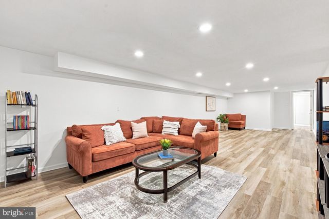 8049 IDYLWOOD RD, Dunn Loring, VA 22027