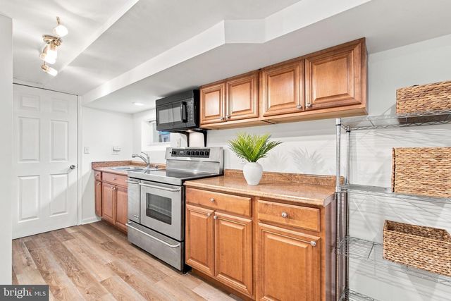 8049 IDYLWOOD RD, Dunn Loring, VA 22027