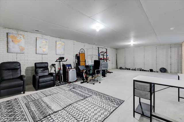 1613 McKay Drive, Knoxville, IA 50138