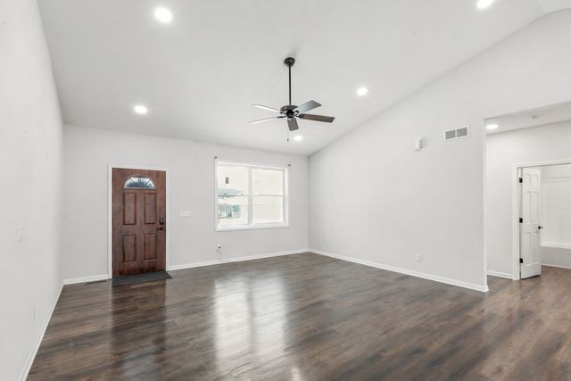 1613 McKay Drive, Knoxville, IA 50138