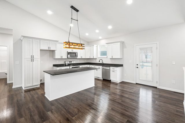 1613 McKay Drive, Knoxville, IA 50138