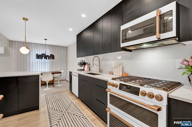 35 Riverview Court 35, Secaucus, NJ 07094