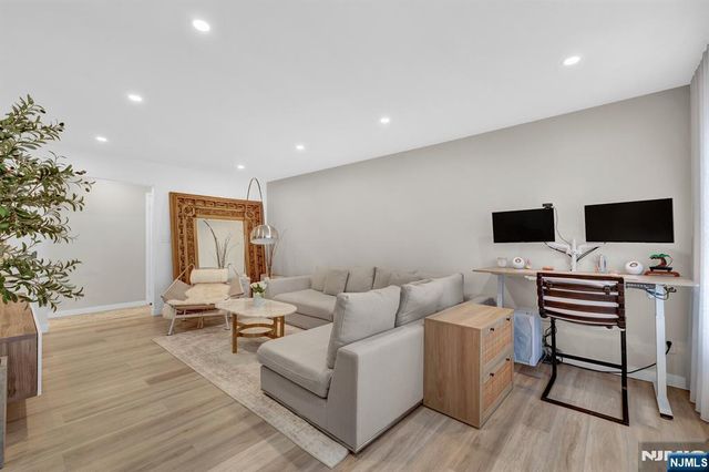 35 Riverview Court 35, Secaucus, NJ 07094