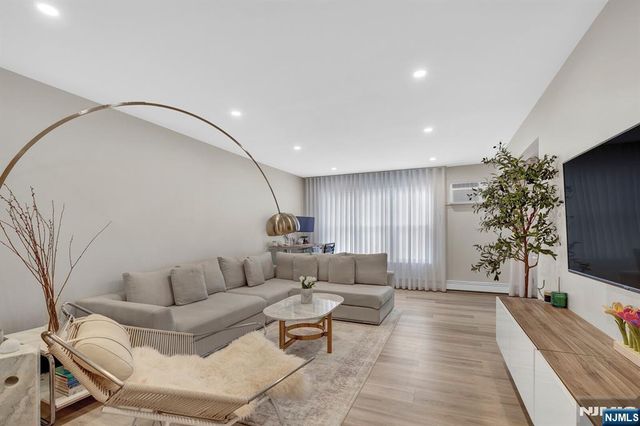 35 Riverview Court 35, Secaucus, NJ 07094