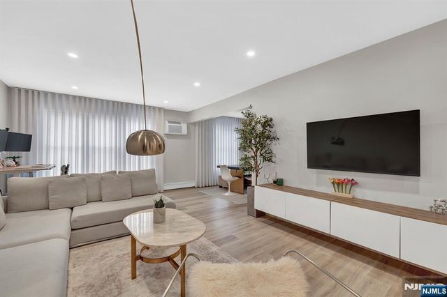 35 Riverview Court 35, Secaucus, NJ 07094