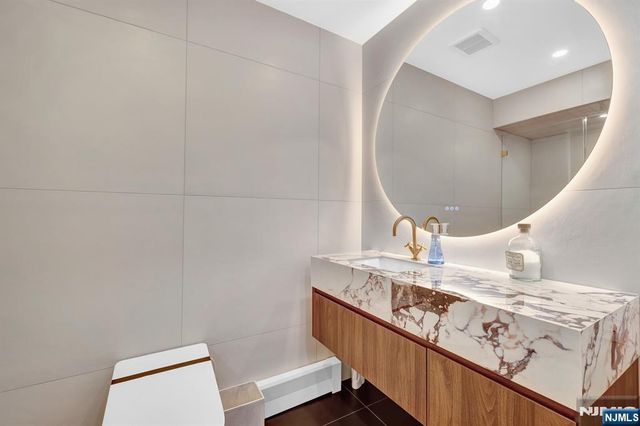 35 Riverview Court 35, Secaucus, NJ 07094