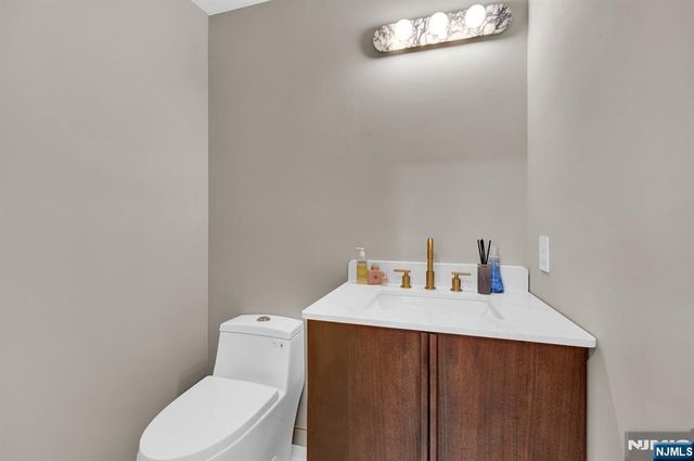 35 Riverview Court 35, Secaucus, NJ 07094