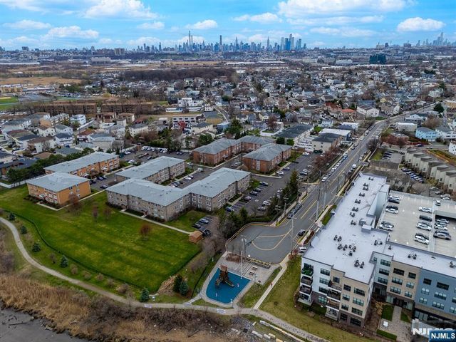 35 Riverview Court 35, Secaucus, NJ 07094