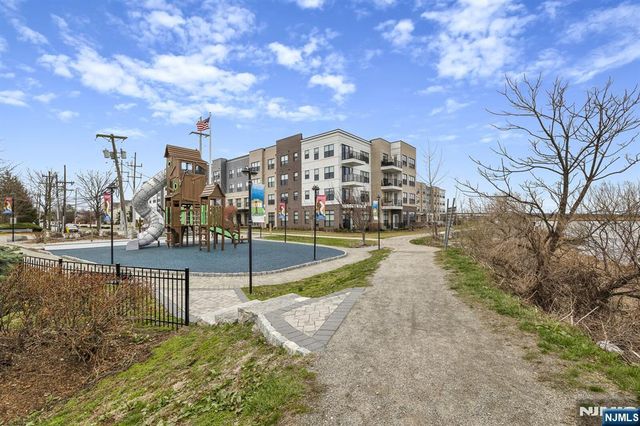 35 Riverview Court 35, Secaucus, NJ 07094