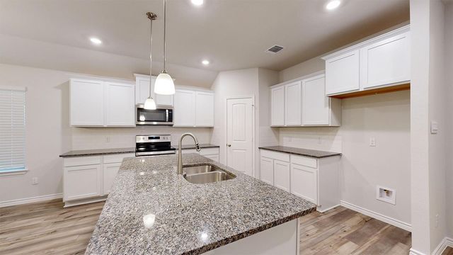 713 Sydney BLVD, Thorndale, TX 76577