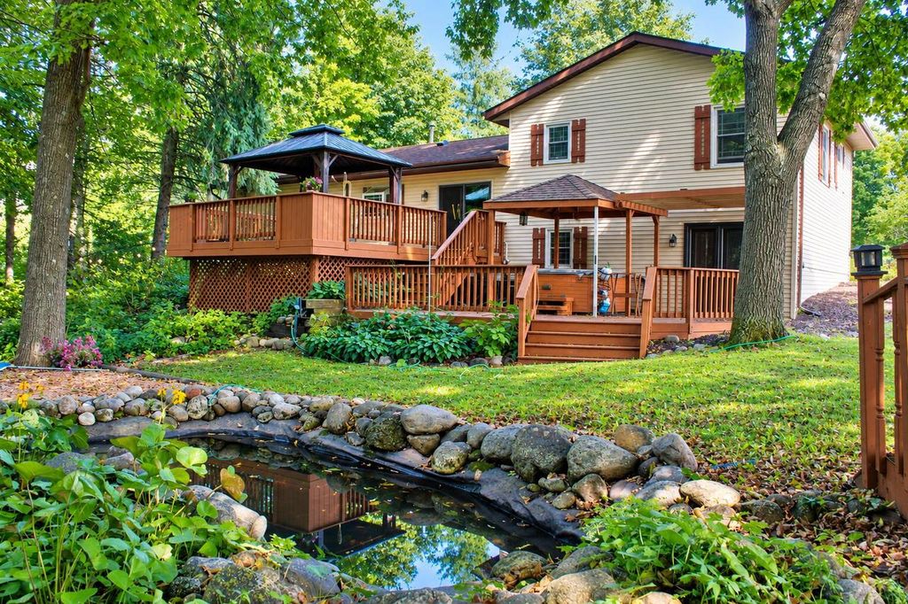6905 Colt CIRCLE, West Bend, WI 53090