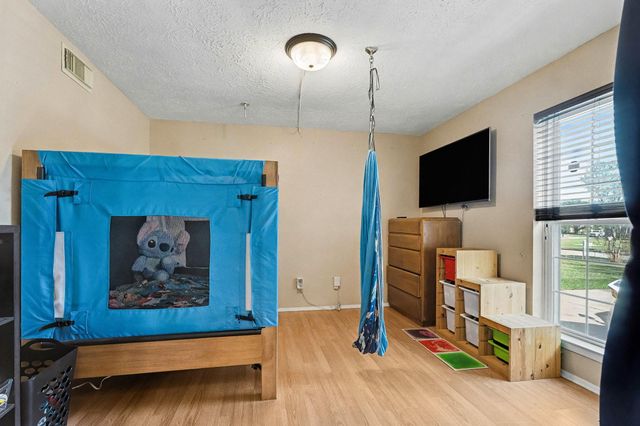 305 Bull Run Drive, League City, TX 77573