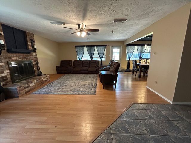 305 Bull Run Drive, League City, TX 77573