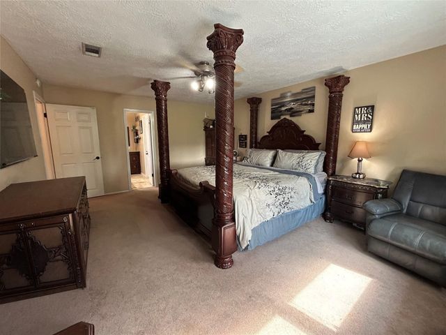 305 Bull Run Drive, League City, TX 77573