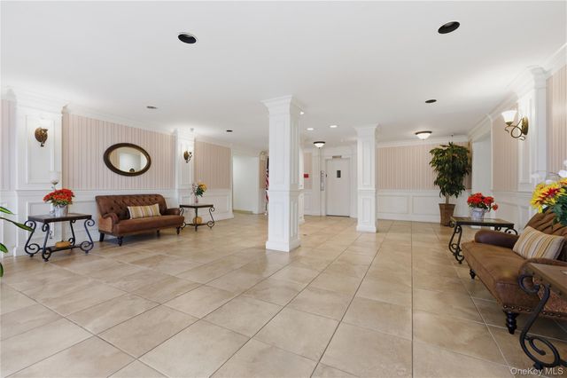 280 Guy Lombardo Avenue 2H, Freeport, NY 11520