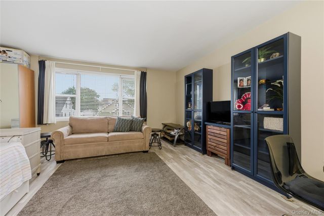 280 Guy Lombardo Avenue 2H, Freeport, NY 11520