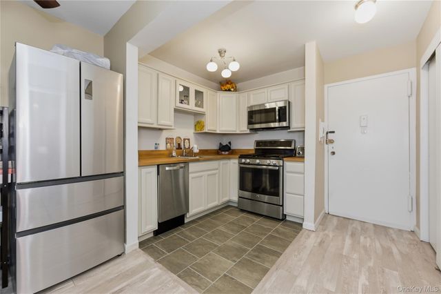 280 Guy Lombardo Avenue 2H, Freeport, NY 11520