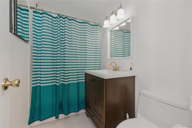 280 Guy Lombardo Avenue 2H, Freeport, NY 11520