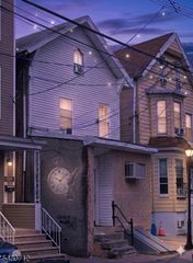 150 Garside St, Newark City, NJ 07104