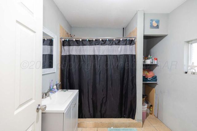 401 N Poplar Street, Stratford, TX 79084