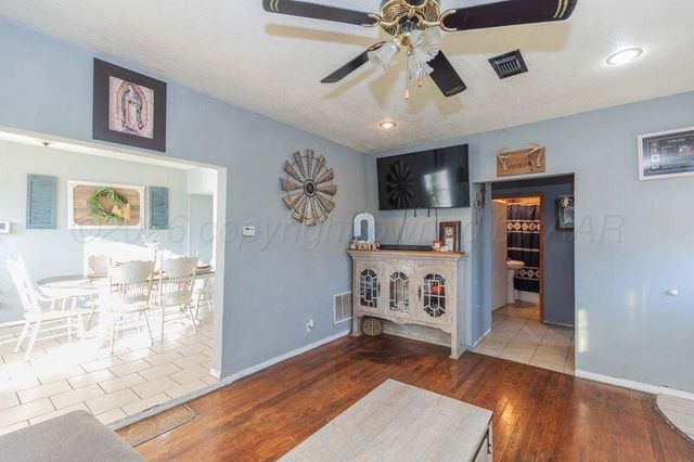 401 N Poplar Street, Stratford, TX 79084