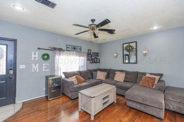 401 N Poplar Street, Stratford, TX 79084