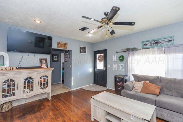 401 N Poplar Street, Stratford, TX 79084