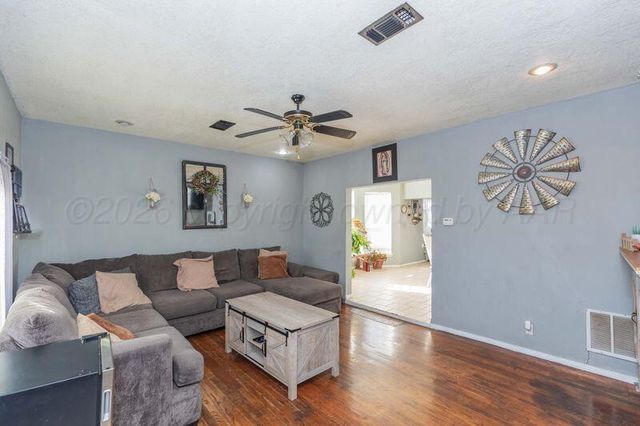 401 N Poplar Street, Stratford, TX 79084