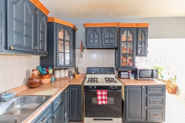 401 N Poplar Street, Stratford, TX 79084