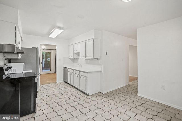 9086 BROOK FORD RD, Burke, VA 22015