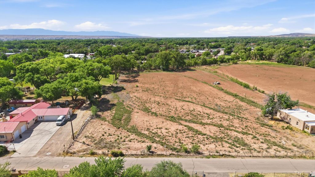 2220 Muniz Road SW, Albuquerque, NM 87105