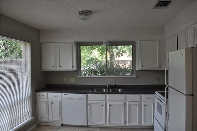 1205 Stoneoak LN, Austin, TX 78745