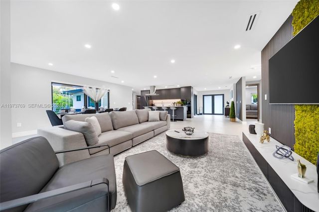 2100 SW 9th Ave, Miami, FL 33129